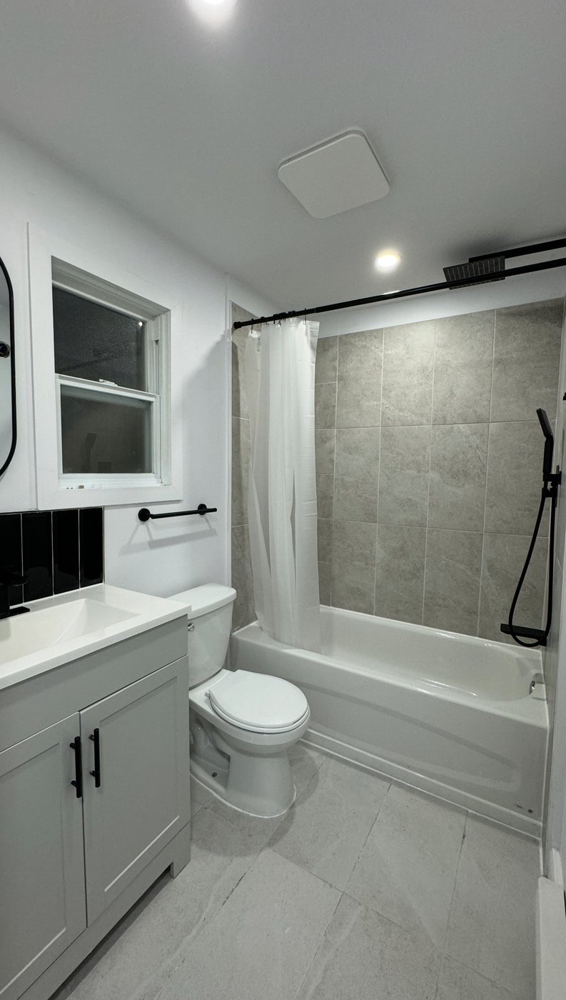 Bain-douche refait à neuf, robinetterie noire