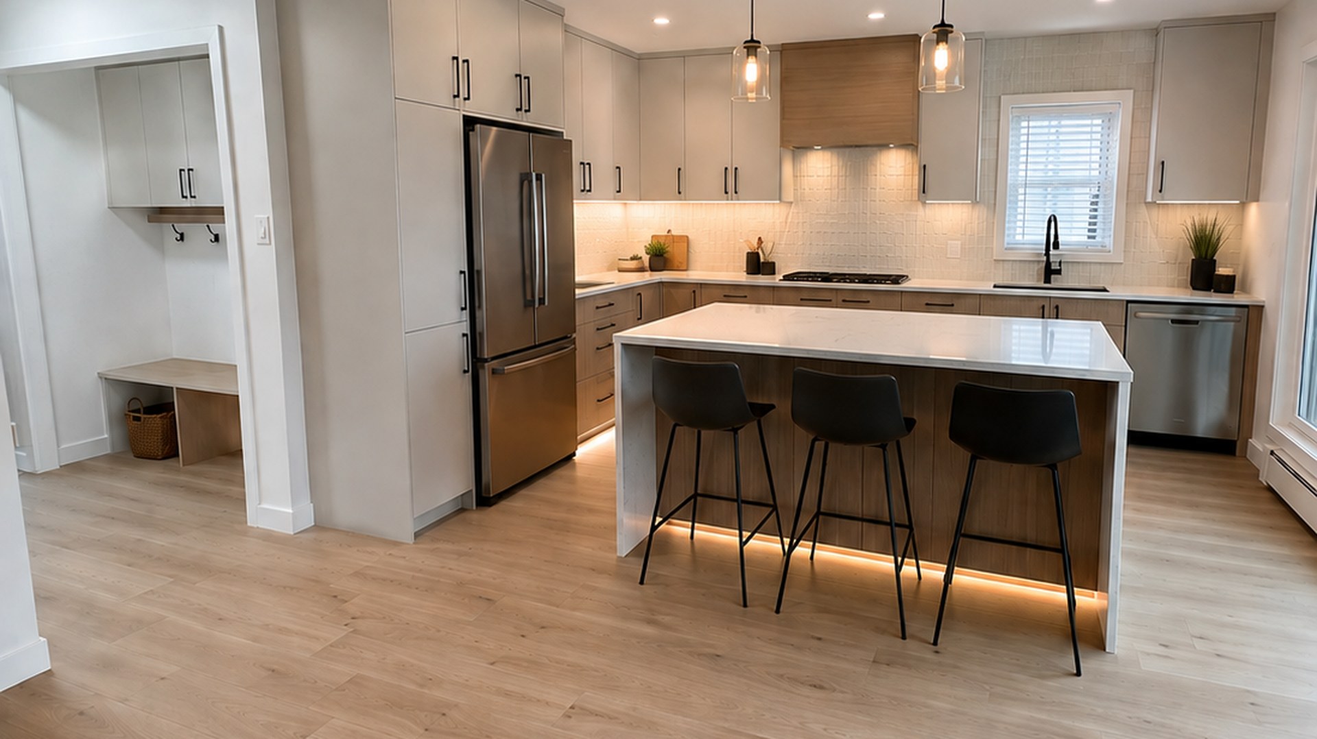 Cuisine contemporaine rénovée par ROBS Construction — îlot en quartz et armoires sur mesure